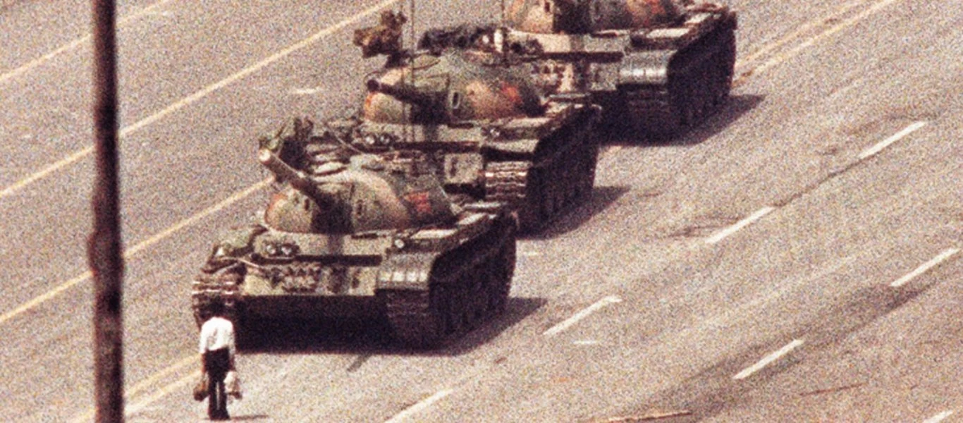 Πέθανε ο φωτογράφος του Tank Man του διαδηλωτή που στάθηκε μπροστά σε φάλαγγα αρμάτων